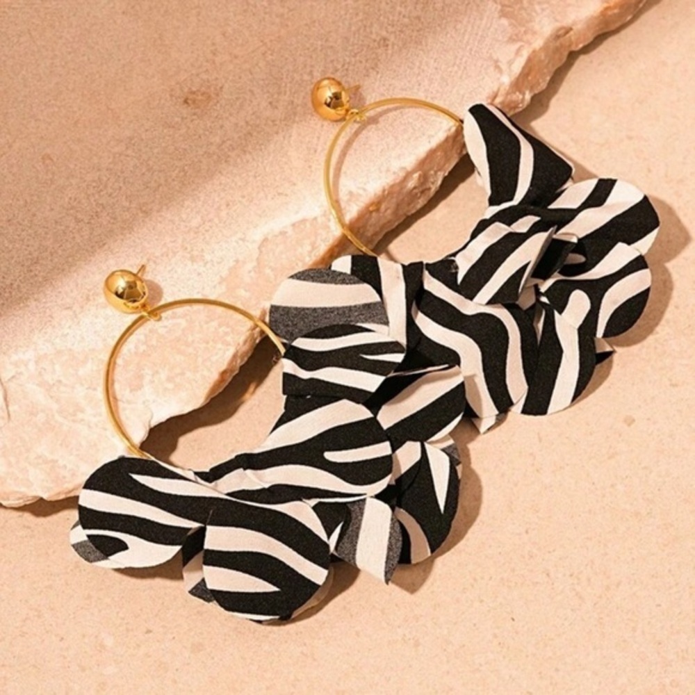 ✨ NEW Elegant Black and White Hoop Earrings - Picture 3 of 6